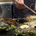 たぴおか食堂 - 「ねぎ焼き」つったら『醤油 or ポン酢』と勝手に決めつけてましたが、たぴおかさんとこのねぎ焼きはソースが合います
      
      お店の生地に合わせたソースなので、合わんわけないദ്ദി˙◡･)