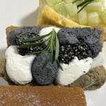 小団圓ベーカリー - 黒ごまもちーフォン