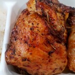 Farmer's Chicken 가루이자와점 - テイクアウトです。右に半身のチキン左にライス