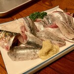 居酒屋まるよし - お頭付きのイワシ刺し