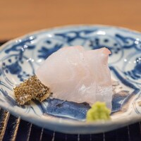 鎌倉 北じま - 2024.6 浅瀬の突きものオオモンハタお造り鱗添え