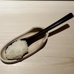 くるますし - 酢飯を鮑のソースに絡めて…