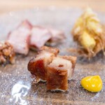 中華ダイニング 一途一心 - 2024.6 脆皮焼肉（クリスピーポーク）｜国産豚肩ロース叉焼｜ヤングコーン天ぷら｜甜合桃（クルミの飴絡め）