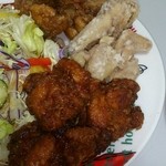 Soratobu Karaage - 手前(名物からあげ1人前の秘伝タレ¥320)  真ん中(むね軟骨5個¥300)  奥(空とぶ手羽元¥300)※サラダは売ってません。