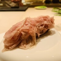 cepages - ①【川場村プラッターチーズと生ハムのタルティーヌ、黒トリュフバターと赤城養蜂園アカシアの蜂蜜】
                    ★ ブオリッシュの30分バター揚げ焼き生地、やよいひめ（群馬産苺）、12ヶ月熟成ハモン水上