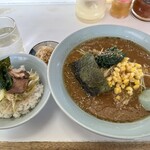 ラーメンショップ - ネギ味噌ラーメンとネギ丼。通常だと併せて1,170円ですが、平日限定（11時〜14時）のランチセットだと320円のネギ丼が250円になり、合計1,100円