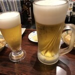 回鮮 まぐろ亭 - 生ビール（右から大・中）