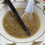 ラーメン もっけだの - 『朝食セット(ハーフラーメンニンニク野菜マシマシ』のスープ