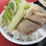 ラーメン もっけだの - 『朝食セット(ハーフラーメンニンニク野菜マシマシ』のライス＋豚・野菜
