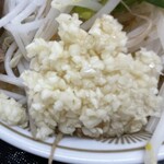 ラーメン もっけだの - 『朝食セット(ハーフラーメンニンニク野菜マシマシ』のニンニク