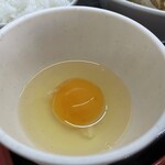 ラーメン もっけだの - 『朝食セット(ハーフラーメンニンニク野菜マシマシ』の生卵