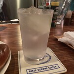 厨房酒場 カモメセラー - こちらのジン・トニックは、数種類あるインヂャン・トニック、ジン、柑橘をそれぞれ選び、アセンブルしてもらう仕組み。これはライム、タンカレー10番、フィーヴァー・トゥリーに炭酸を加えたジン・ソニック。