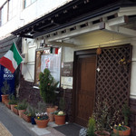 Trattoria Alloro - イタリア国旗が目印
