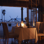 Restaurant Azzurro Mare Terrace on the Bay - 窓から海が見える開放的空間