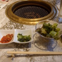 肉の匠 将泰庵  船橋本店 - キムチ、青菜の胡麻和え、サラダ