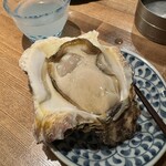 酒肴場 屯 - 手のひらサイズの岩牡蠣