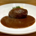 洋食 おがた - 圧倒的な存在感を誇る200グラム