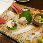 寿し肴和志 - 手前左から、めばちまぐろ赤身、蒸しあわび、赤イカ、イカ下足、いさき、さわら、昆布〆鯛、かつお、しめさば、鯛
