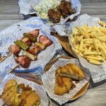 めしや アガる - ポテトフライ
      (塩、コンソメ、　のり塩、BBQ、コーンポタージュ)
      ベーコンねぎま串
      じゃがいもコロッケ、カレーコロッケ