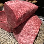 北海道焼肉 北うし - 見事なお肉の塊