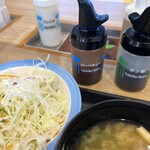 松屋 水戸バイパス店 - バーベキューソース、ポン酢、フレンチをいろいろ試したっけ。結局、肉にはポン酢とバーベキュー、サラダにはフレンチとバーベキューだった。思い出した。