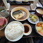 一力 - サバの煮付けを選んで小鉢2品(肉じゃが・マグロのお刺身)ご飯とやさい汁にお漬物でちょうど1000円です。