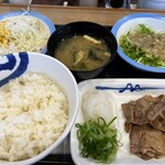 松屋 水戸バイパス店 - ネギ塩なるものを追加したけど、結局一口しか食べなかった。だって昔はなかったのだから、青春の味にはならないから。