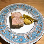 ペルトナーレ - 鹿と猪のパテ　大根の芽