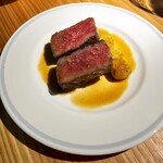 ペルトナーレ - 以下お肉料理は1人一品づつですが参考に　　　　　　　　サーロイン美味☆ご覧の通りどれも肉多めです。