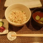 しらかわ - ガーリックライス、赤出しのお味噌汁、お新香