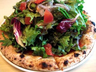 Routine Dining - 山盛り野菜のサラダピザランチ