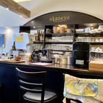 あかねや - 明るい店内、カウンター席　