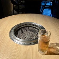 焼肉 天 がむしゃら - 冷たいお茶ジョッキと火が点いたコンロ