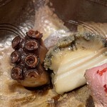 銀座 しのはら - タコと鮑の後ろになんかお魚もいたかも　思い出せない