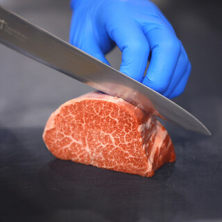 我們提供以飛驒牛為主的全國精選和牛。