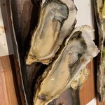 サカナキュイジーヌ・リョウ - 左は広島産、右は宮城産