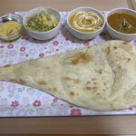 アジアン スターズ キッチン - 焼き目の香ばしい大きなナンは食べ応え満点