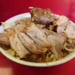 ラーメン二郎 - 小ブタ　850円　ブタがゴツイw