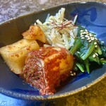 六本木 焼肉きらく - キムチとナムルの盛り合わせ