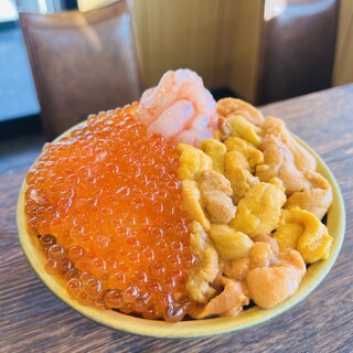人気の「5種のうに食べ比べ丼」をはじめ、多彩なウニ丼を堪能