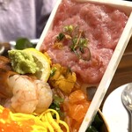 藁焼き炉端 海風土 - 突き刺さった海老フライを取るとウニとサーモンを発見