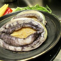 八重洲 steak & seafood 鉄板焼き 一心 - 水槽から少し前に出された北海道産アワビ・大きい！