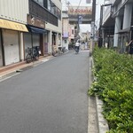 とん汁の店 まるやま食堂 - 左側の通路を30m程進んで左へ