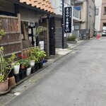 とん汁の店 まるやま食堂 - 更に左を見ると入り口の案内が