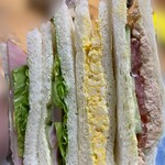 ケーワン - サンドイッチを袋から出しました