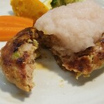 キッチン ブルー グローブ - ハンバーグをカット