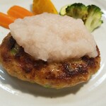 キッチン ブルー グローブ - 正面から、今日は焦げ目のあるハンバーグ