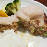 キッチン ブルー グローブ - ハンバーグをカット&梅おろし乗せ