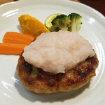 キッチン ブルー グローブ - 豚挽き肉と枝豆のハンバーグのアップ