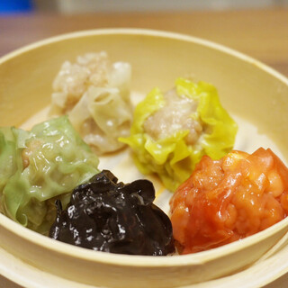ジューシーで美味しい＆カラフル♪名物シユマイ5点盛りは必食！